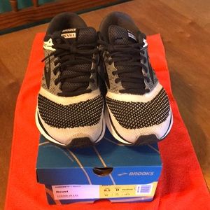 Men’s Brooks Revel size 8.5 lightly worn